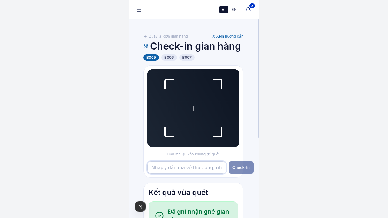 Camera quét dây đeo vé của khách tại gian hàng